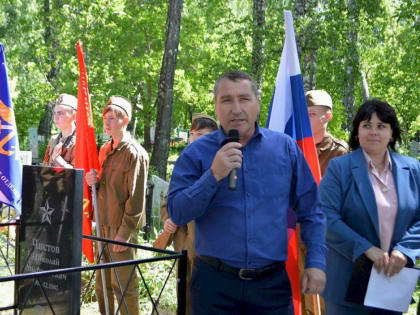 В деревне Сарафаново открыли памятник красноармейцу, останки которого нашли поисковики в Ленинградской области