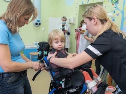 Челябинских реабилитологов научили работать с костюмом, который помогает больным детям правильно сидеть и стоять