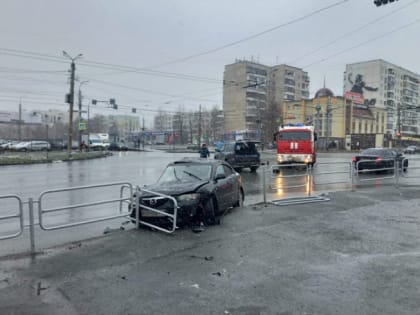 На северо-западе Челябинска внедорожник Lexus протаранил легковушку