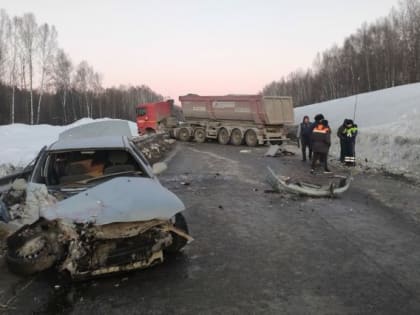 На трассе М-5 столкнулись легковушка и грузовик