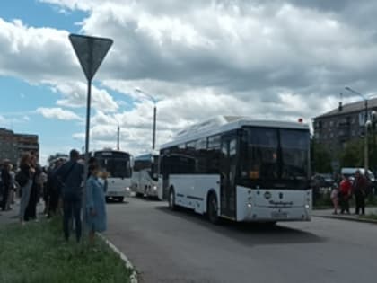 Сотрудники ГИБДД города Магнитогорска обеспечили безопасное передвижение колонн автобусов с детьми в загородные центры "Горное ущелье" и "Уральские зори"