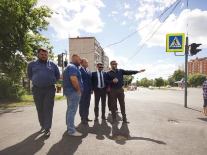 Партийцы Металлургического района проверили качество выполняемых работ по замене асфальтового покрытия в рамках партийного проекта «Безопасные дороги»