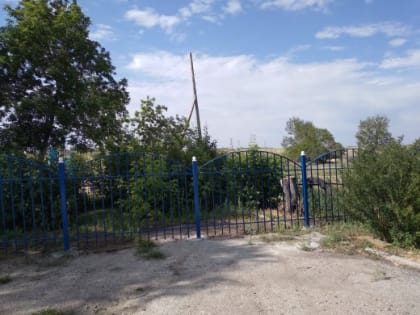 В Муниципальном общеобразовательном учреждении «Основной общеобразовательной школе» с. Александровка Варненского района установили новое ограждение
