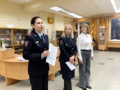 Сотрудники озерской полиции торжественно вручили первые паспорта