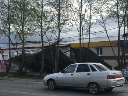 В Сатке машины оказались зажаты под металлической кровлей магазина автозапчастей