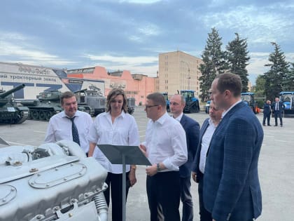Почётные гости Челябинского тракторного завода посетили выставку техники, которую изготавливают на заводе