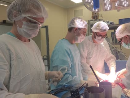 Челябинские врачи удалили пациентке 42-сантиметровую опухоль