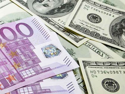 Россияне втрое сократили интерес к обмену долларов и евро