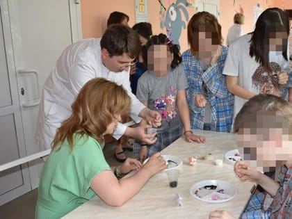 Для юных пациентов челябинского психоневрологического диспансера провели праздник