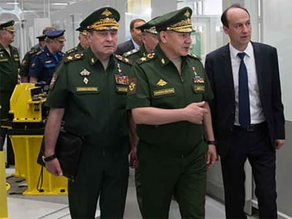 Сергей Шойгу посетил выставочные стенды форума «Армия-2022»