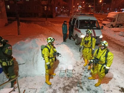 Из дверного косяка посыпались шарики со ртутью. В жилом доме областной столицы обнаружили неприятный сюрприз