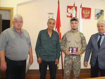 Отважный воин-водитель Доброволец Шохюнус Оманов провёл на передовой четыре месяца Глава Каслинского района Игорь Колышев вручил жителю посёлка Вишневогорск — участнику СВО медаль 
