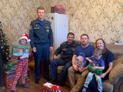 Сотрудники МЧС поздравили Ваню Фокина с праздниками
