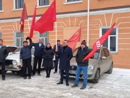 Торжественный автопробег, посвящённый столетию Советского Союза, провели коммунисты Миасса