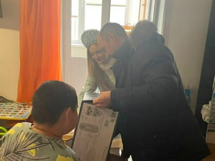 Глава Тракторозаводского района Юрий Кузнецов исполнил желания детей, чьи шары попали на «Елку желаний»