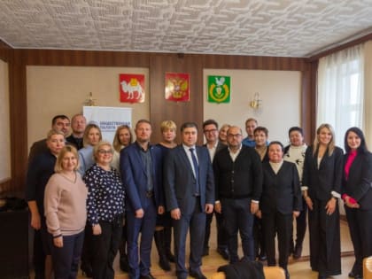 Едят деревья, вытаптывают траву: в Верхнем Уфалее благоустройство набережной портят коровы