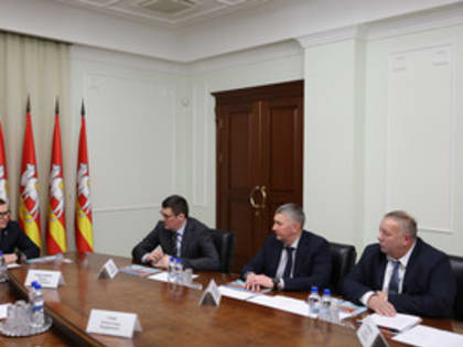 Губернатор Челябинской области Алексей Текслер, заслуженный мастер спорта СССР, четырехкратный олимпийский чемпион по плаванию Александр Попов и представители Федерации плавания Че