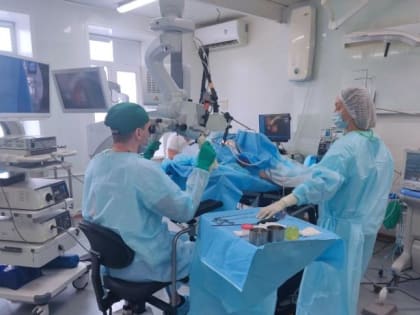 В онкоцентре Челябинска удалили опухоль гортани в прямом эфире