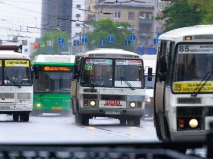 На улицах Челябинска с выделенными полосами образовались пробки