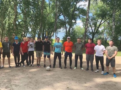 В Красноармейском районе стражи порядка играют в футбол с подростками