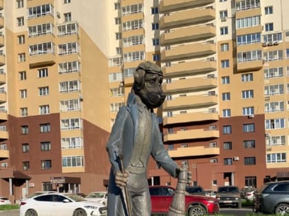 В Челябинске установлен памятник собаке, убирающей за собой