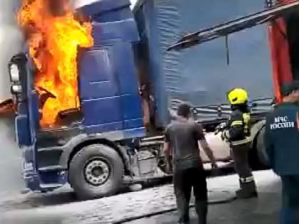 В Челябинске на глазах очевидцев сгорела фура