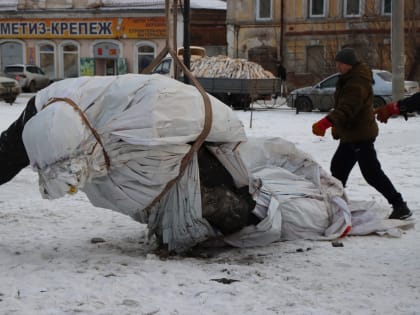 В Миассе демонтировали Ленина