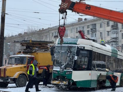 В Челябинске с пятой попытки вернули на рельсы новый трамвай, парализовавший движение