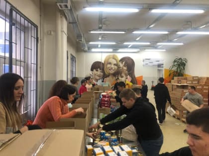 «Волонтёры ЧТЗ»  приняли участие в акции, направленной  на помощь многодетным и неполным семьям, одиноко проживающим пенсионерам.