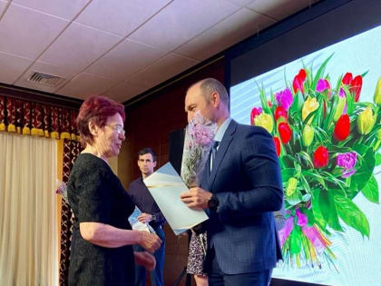 Партийцы Тракторозаводского района поздравили медиков с профессиональным праздником