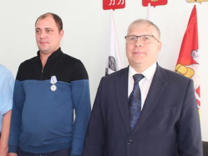 ПАПА ВЕРНУЛСЯ ГЕРОЕМ!Мобилизованный на СВО отмечен медалью «За отвагу»