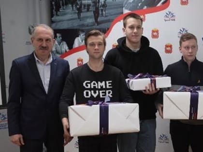 В Челябинске экипировали конькобежцев, чьи вещи сгорели при пожаре