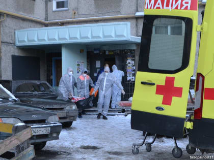 Спасатели транспортировали больную в машину скорой