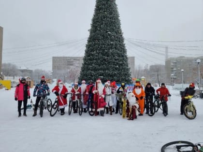 В Магнитогорске заметили колонну Дедов Морозов на велосипедах