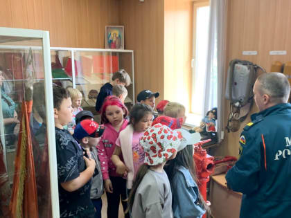 Сотрудники МЧС продолжают знакомить детей с безопасным обращением с огнём