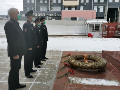 Челябинские полицейские в честь Дня защитника Отечества возложили цветы к мемориальным доскам