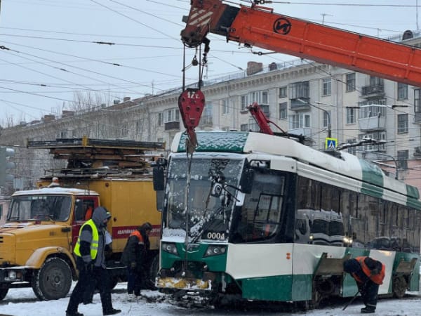В Челябинске с пятой попытки вернули на рельсы новый трамвай, парализовавший движение