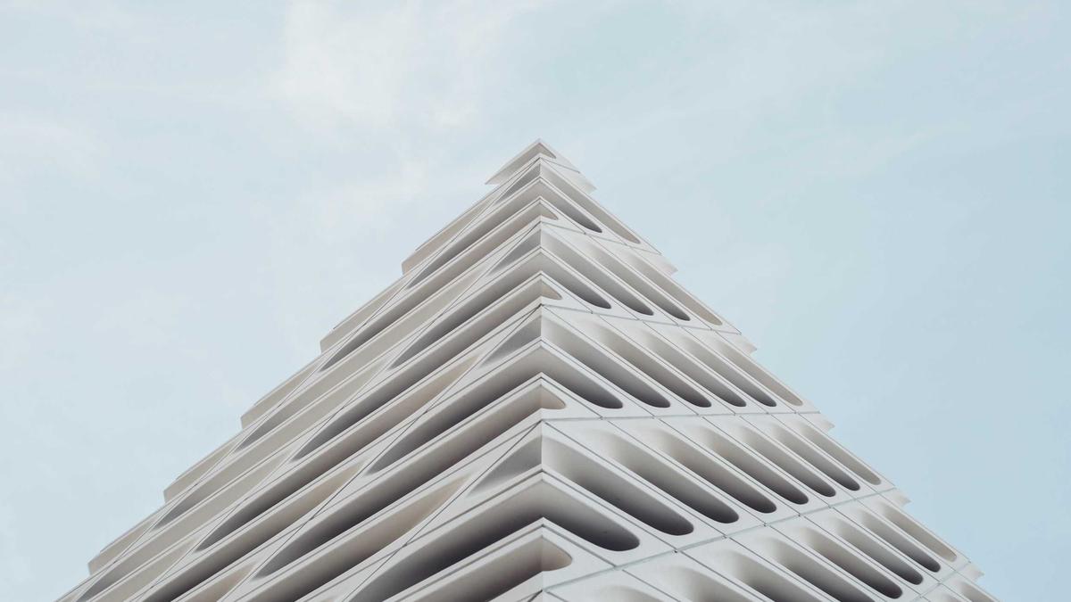 Lab-Created vs. Natural: The Diamond Dilemma in Engagement Rings
