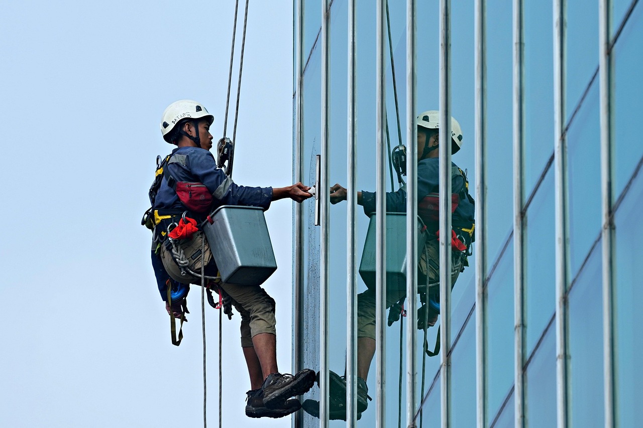Risks of Working with a Cheap Roofing Contractor