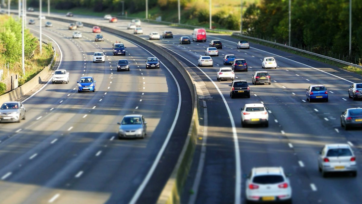 Quarter of drivers admit flouting hogging rules - middle lane hogging