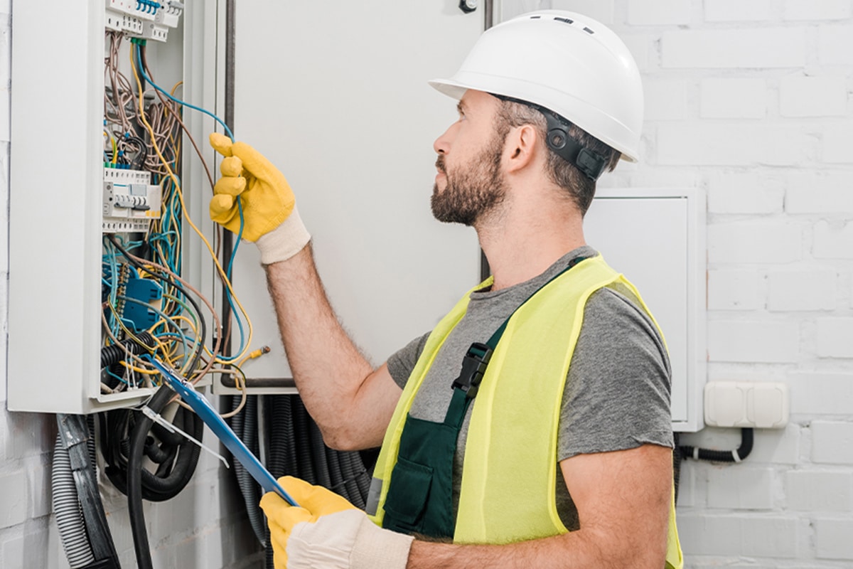 Top Reasons to Hire a Professional electrician-austin for Your Home Projects