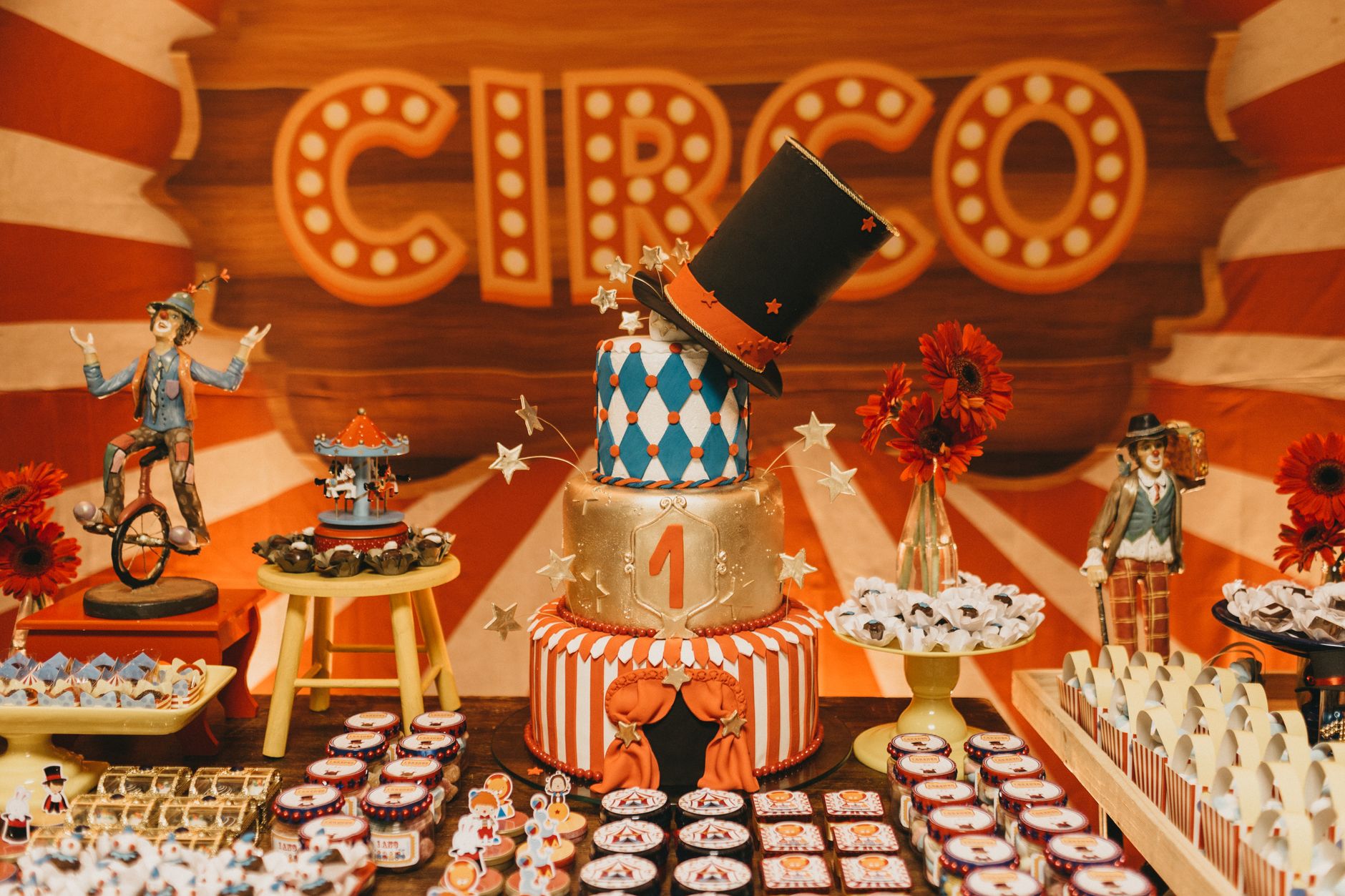 Outrageous Cake Favours That Can Add Wonders To Anniversary Celebration