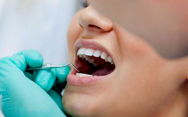 How Microscopy Dentistry Helps to Spot Hairline Fractures Before They Become Dental Emergencies?