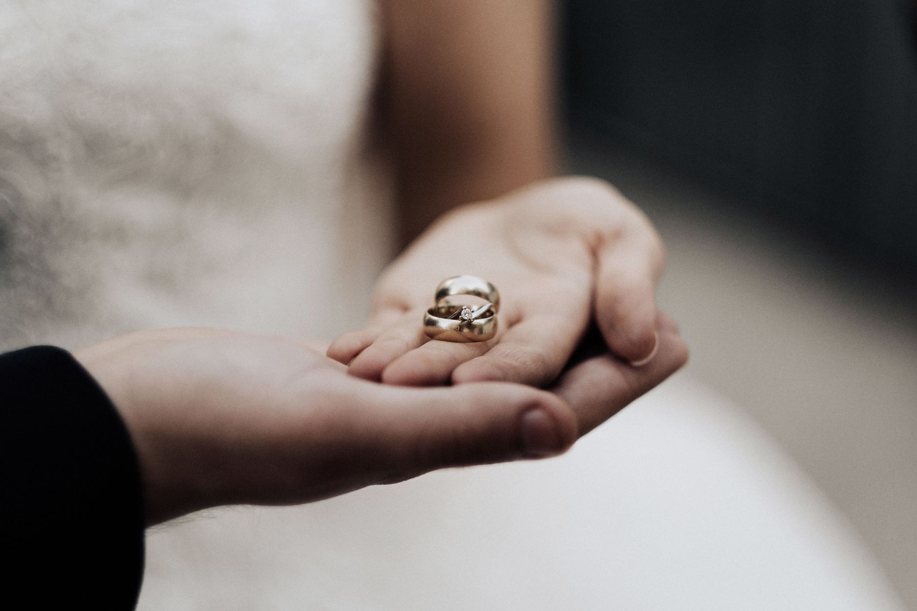 Victorian Engagement Rings for Brides with Beach Weddings