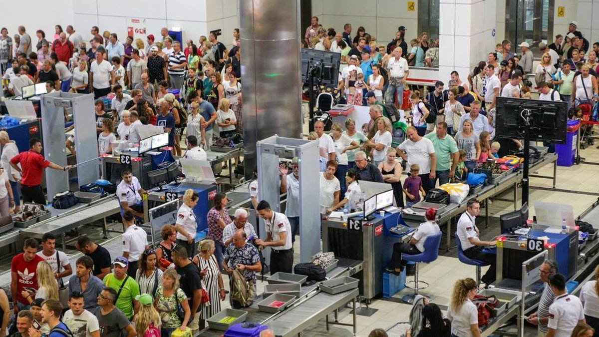 Brits face 6-hour EU airport queues - eu airport queues