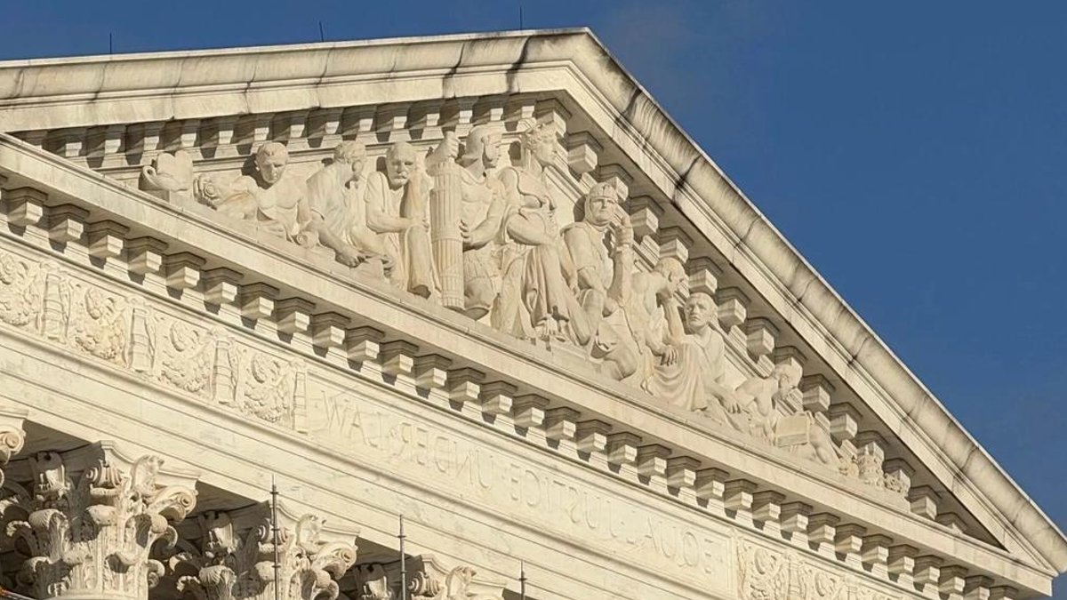 Courts weigh allowing live video coverage - supreme court cameras
