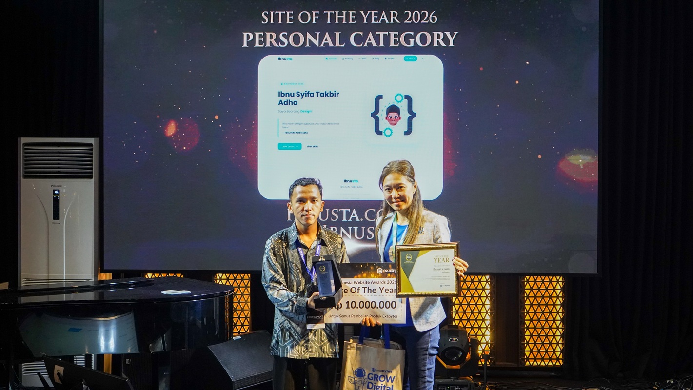 Foto Piala Juara Utama Site of the Year Indonesia Website Awards