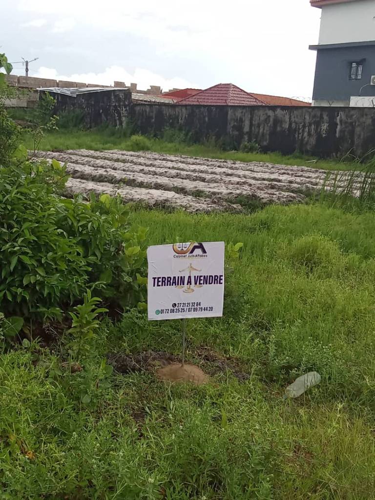 TERRAIN A VENDRE