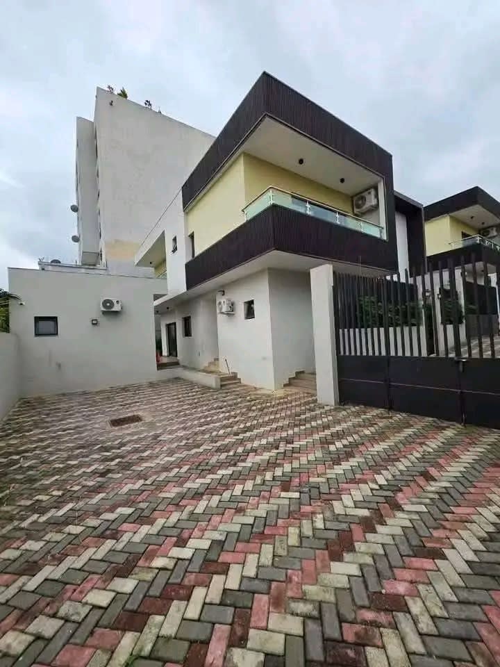 VILLA DUPLEX DE 6 PIÈCES À LA RIVIERA ATTOBAN