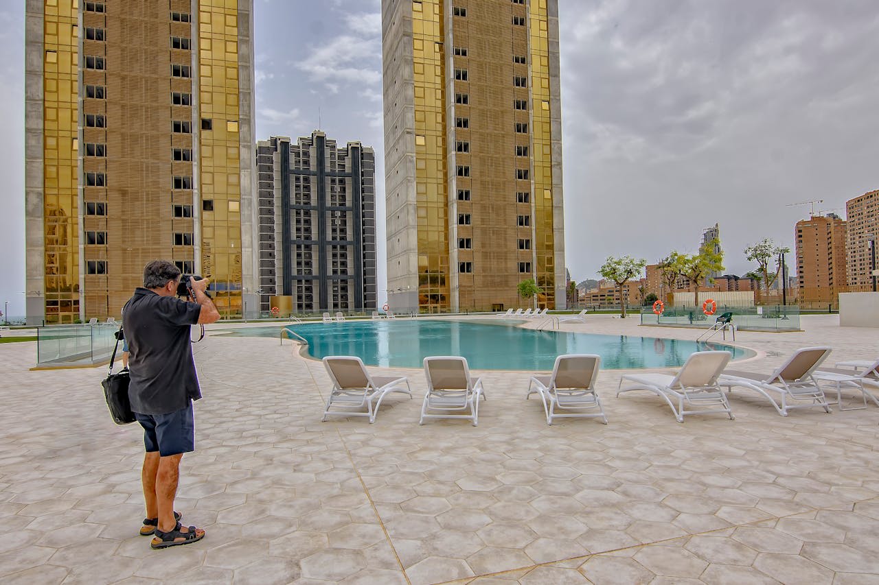 Photographe en train de prendre la photo d'un bien immobilier
